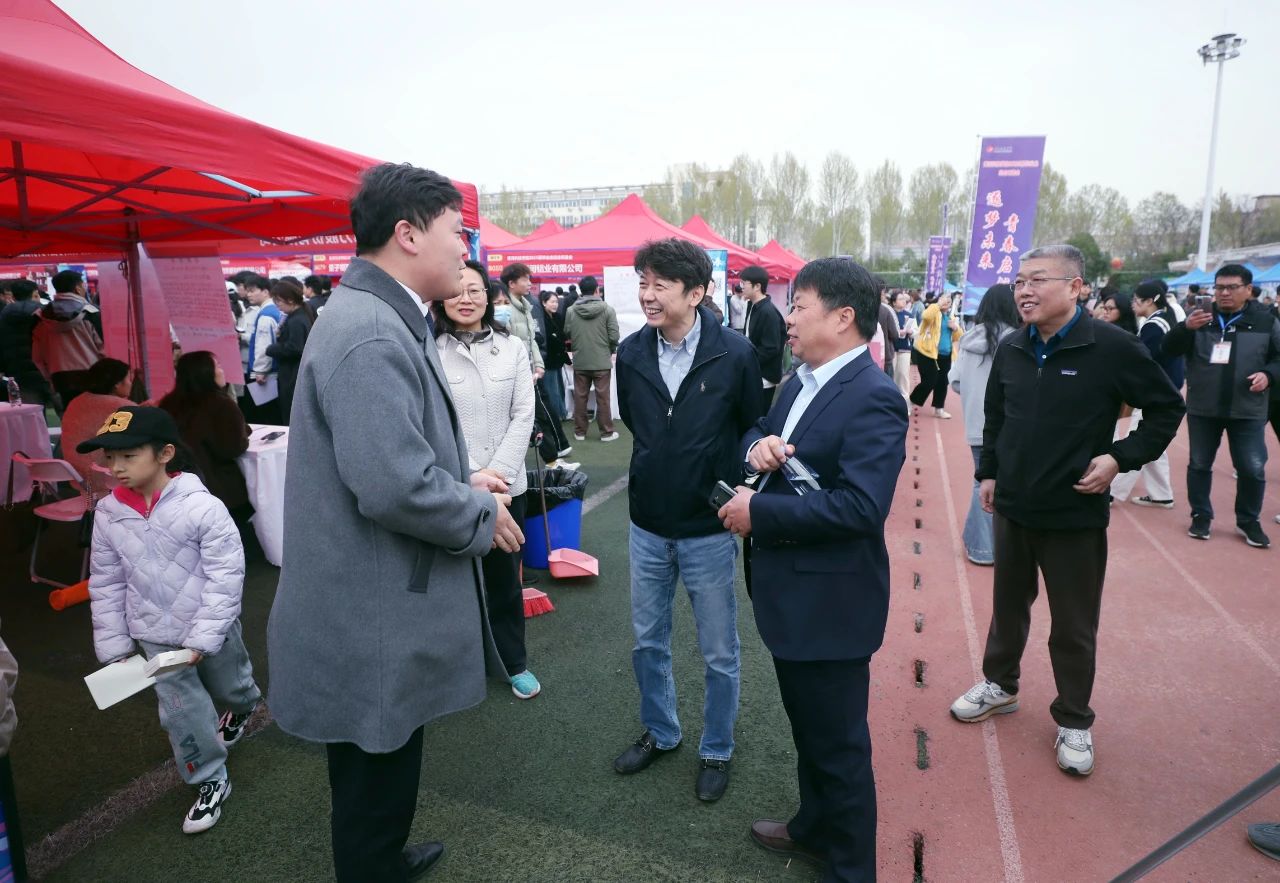 “职引未来 青春启航”|365Bet官网登录入口2025届毕业生综合双选会成功举行
